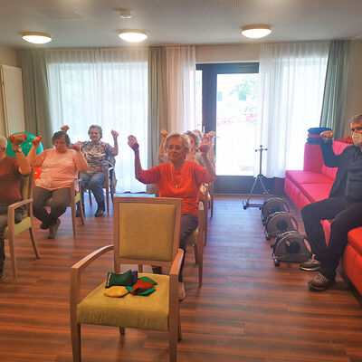 Besuch des B�rgermeisters bei domino world - Sport mit den Bewohner/inne/n