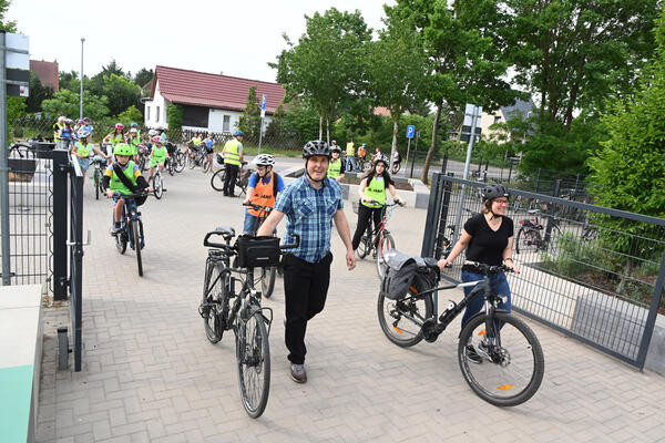 B�rgermeister Alexander Laesicke bei einer Radtour mit Sch�lerinnen und Sch�lern der Comenius-Grundschule. Am Ende gab`s ein Eis im Gr�nen Klassenzimmer.