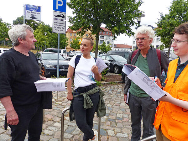 Christian Kielczynski, Leiter des Stadtplanungsamtes und Klimaschutzmanagerin Johanna Hornig im Austausch mit Vertretern des Fachverbandes Fu�verkehr Deutschland (FUSS e.V.).