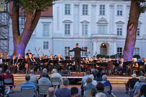 Dankesch&ouml;n-Konzert von LUX Augenoptik mit dem gro&szlig;en Blasorchester des BMVO e. V. auf dem Schlossplatz.