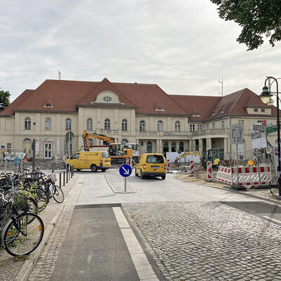 Keine Sackgasse mehr: Die Willy-Brandt-Stra�e am Bahnhof. In die Stralsunder Stra�e kann nach Norden (Richtung Bernauer Stra�e) eingebogen werden, nach rechts in Richtung S�den bleibt die Stralsunder Stra�e bis Ende November gesperrt.