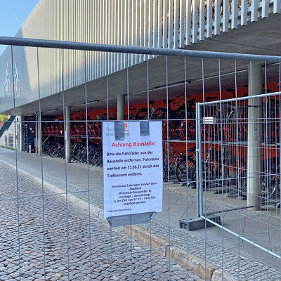 Fahrr�der im abgesperrten Bereich des Fahrradparkhauses (ein Teil der unteren Etage) m�ssen bis Freitag, 13.08.2021, von den Besitzer/inne/n entfernt worden sein.

Bis dahin noch in dem Bereich verbliebene Fahrr�der werden vom Tiefbauamt entfernt und k�nnen beim Stadthof, Friedrich-Siewert-Str. 8 (OT Sachsenhausen) montags bis donnerstags von 07:15 bis 15:00 Uhr abgeholt werden.