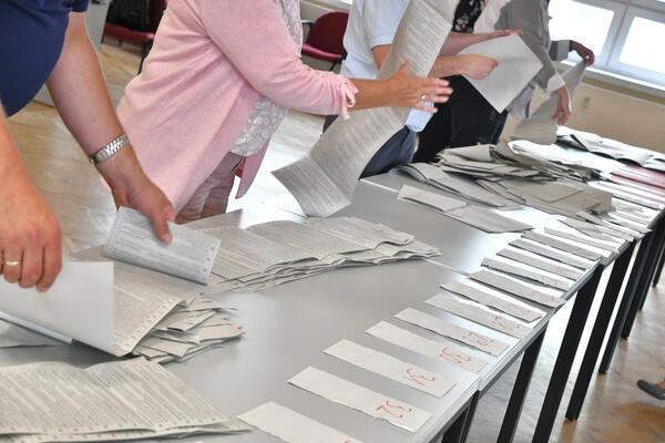 Wahlhelfer/innen im Einsatz