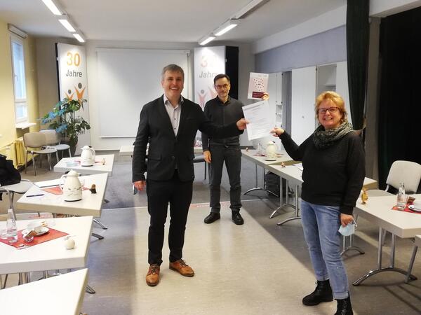 B�rgermeister Alexander Laesicke �berbrachte Gabriele Wolf vom M�rkischen Sozialverein den F�rdermittelbescheid. Dahinter Klaus Otto von der Fachstelle f�r Altern und Pflege, die den Kommunen bei der Umsetzung des Programms zur Seite steht.