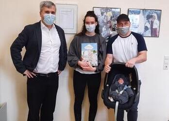 Die erste Baby-Willkommensmappe der Stadt Oranienburg ging an den gerade sechs Tage alten Emil, hier mit seinen Eltern und B�rgermeister Alexander Laesicke (links).