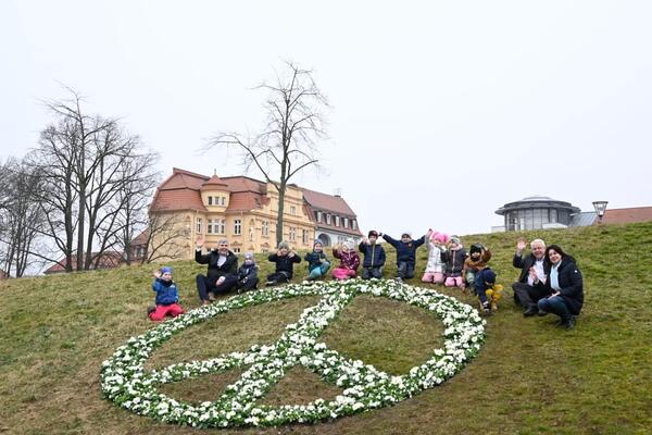Blumen f�r den Frieden - Oranienburg setzt Zeichen gegen den Krieg in der Ukraine
