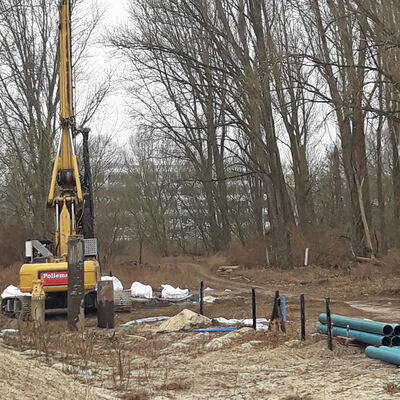 Vor Ort beginnen die Arbeiten zum Aufbau der Grundwasserabsenkungs-Anlage, die n�tig ist, um die gefundenen Bombenteile freilegen zu k�nnen.
