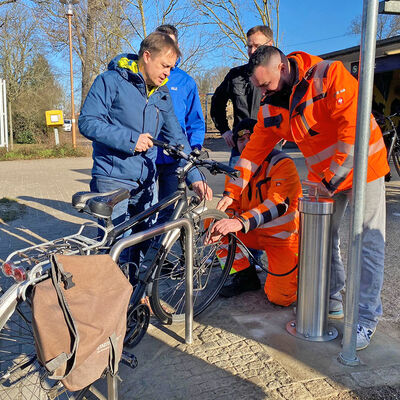 Funktioniert: Die neue �ffentliche Fahrradluftpumpe am Bahnhof Lehnitz wird ausprobiert.
