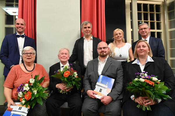 Finanzdezernent Christoph Schmidt-Jansa, B&uuml;rgermeister Alexander Laesicke, die stellvertretende Stadtverordnetenvorsteherin Nicole Walter-Mundt und Baudezernent Frank Oltersdorf (hintere Reihe v.l.n.r.) mit den Ehrenpreisgewinnerinnen und -gewinnern Christiane Grintzewitsch vom Kunstraum Oranienwerk, dem Historiker Hans Biereigel sowie Danny Jahn und Kathleen Pieper von der DLRG Oranienburg.
