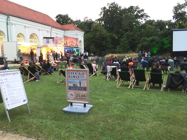 Aus den Mitteln des B�rgerhaushalts 2021 wurde unter anderem ein Open-Air-Kino im Schlosspark realisiert.