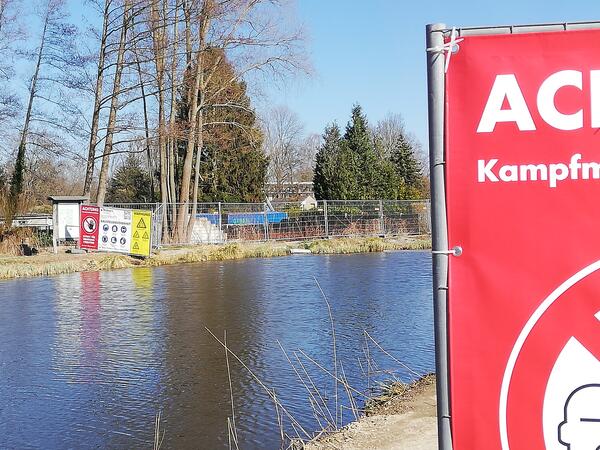 Bombenverdacht an der Havel. Im Hintergrund erste Container, die zum Schutz der Anwohner aufgestellt werden.
