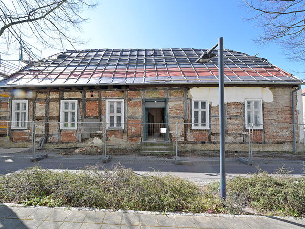 Einer Perle in der Innenstadt wird neues Leben eingehaucht: Baustart in der Sachsenhausener Stra�e 2, wo die Stadt Oranienburg das vermutlich um 1710 errichtete, denkmalgesch�tzte Geb�ude sanieren l�sst.