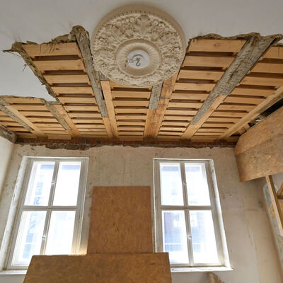 Sanierung des historischen Geb&auml;udes in der Sachsenhausener Stra&szlig;e 2 (Fr&uuml;hjahr 2022)