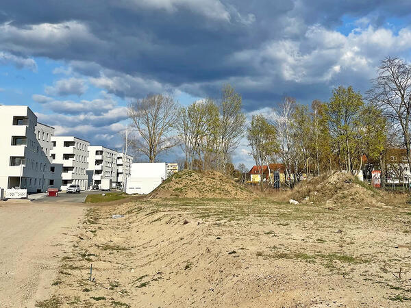 Dieser Fl�che zwischen Emil-B�ge-Stra�e und Julius-Leber-Stra�e soll neues Leben eingehaucht werden, die Stadt plant einen naturnahen, barrierefreien Park. Einwohnerinnen und Einwohner werden bei der Gestaltung mit einbezogen.