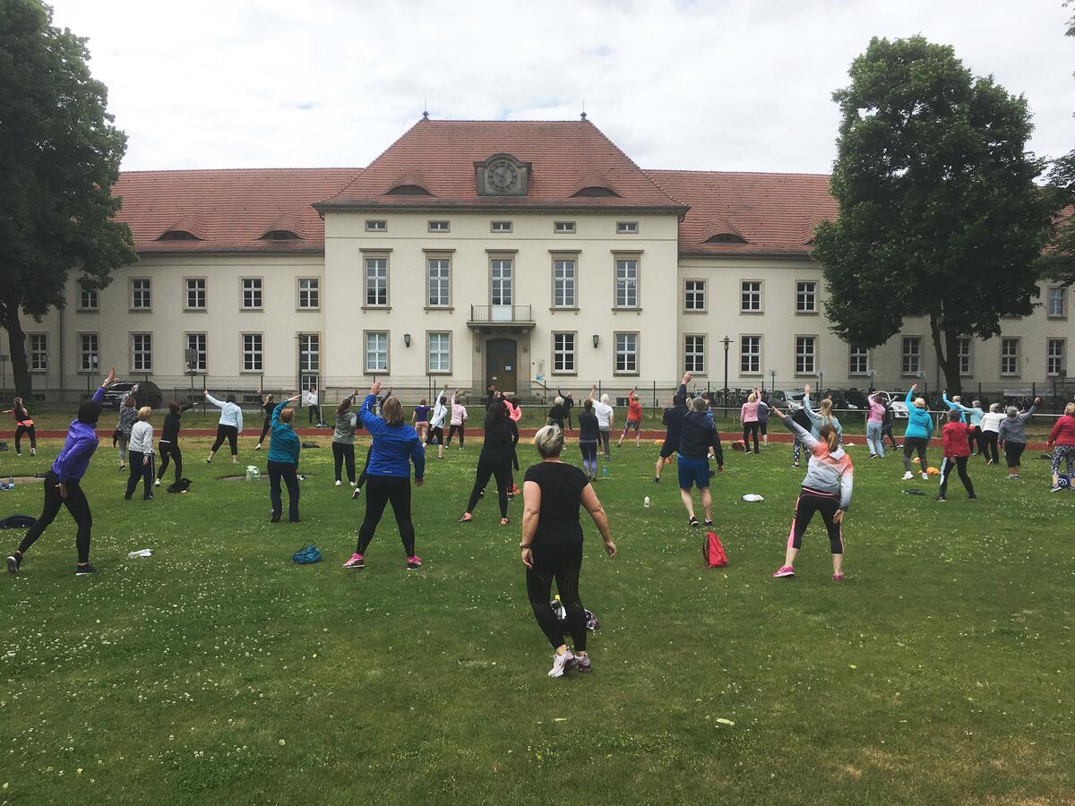Jetzt direkt auf dem Sportplatz: Fit am Schloss geht wieder los