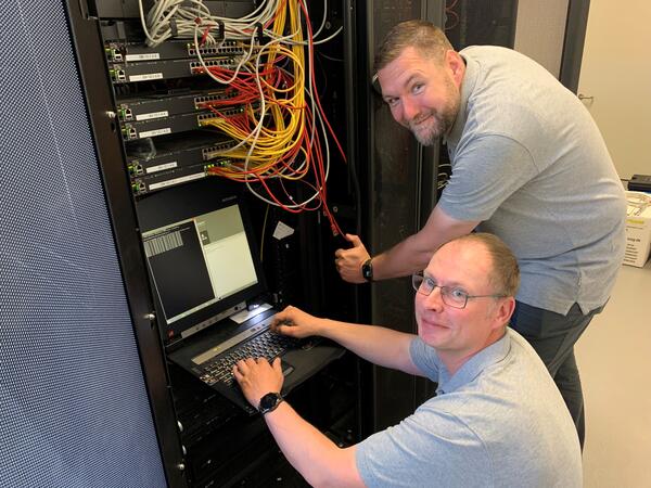 Jens Rickriem und Markus Abraham sind das Team der Stadtverwaltung in Sachen Schul-Digitalisierung.