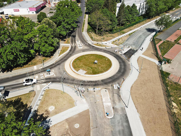 Der neue Kreisverkehr am Knotenpunkt �PiSaLe� (Andr�-Pican-Stra�e, Saarlandstra�e, Lehnitzstra�e) kurz vor der Fertigstellung im Mai 2022 - hier von S�den (Lehnitz) aus gesehen.