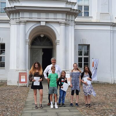 Ausgezeichnete Abfall-Bezwinger: B�rgermeister Alexander Laesicke mit den Wettbewerbsgewinnerinnen und -gewinnern Leonie Rauer, Constantin Schmidt, Christine Ney, Leticia Ab� und Rena Wroblewski (v.l.n.r.).