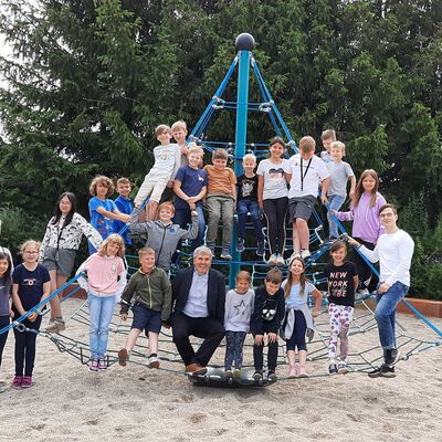 Die 3a der Grundschule Germendorf nahm mit mehreren Ideen zur M�llvermeidung am Wettbewerb teil. Gemeinsam verpflichteten sie sich einem 40-t�gigien "M�ll-Fasten". Mit Erfolg, der Abfalleimer im Klassenzimmer ist seitdem wesentlich leerer, best�tigt Klassenlehrerin Heike Zucker (links).