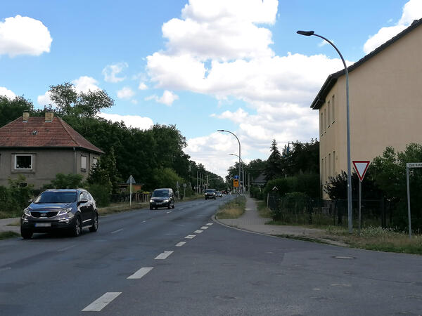 An der Stra&szlig;e &raquo;Zum Bahnhof&laquo; in Sachsenhausen
