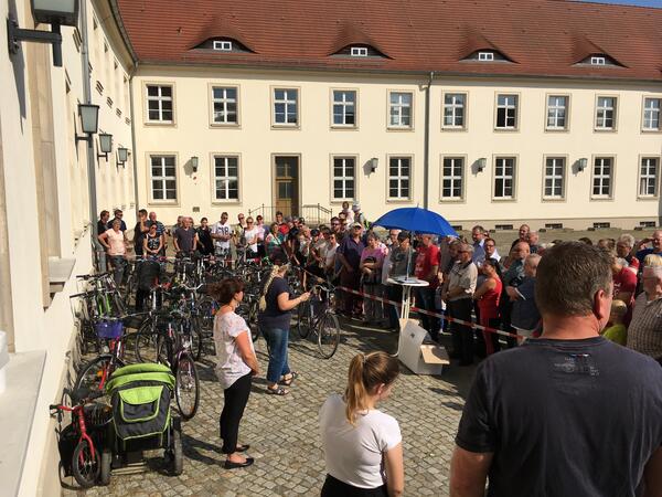 Zum ersten, zum zweiten, zum dritten... Fundsachenversteigerung im Schlossinnenhof