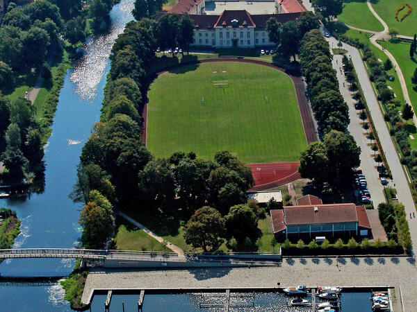 Die Sporthalle hinter dem Schloss (unten rechts im Bild) aus der Vogelperspektive.