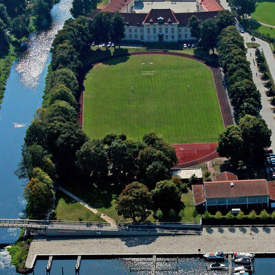 Die Sporthalle hinter dem Schloss (unten rechts im Bild) aus der Vogelperspektive.