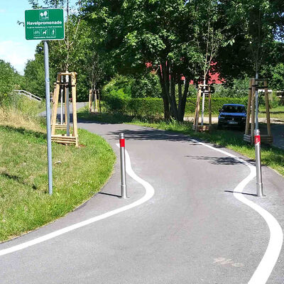 Markierungen auf der Fahrbahn des Havelradweges sorgen f�r mehr Sichtbarkeit der dort aufgestellten Poller.