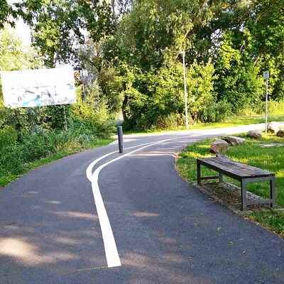 Markierungen auf der Fahrbahn des Havelradweges sorgen f�r mehr Sichtbarkeit der dort aufgestellten Poller.