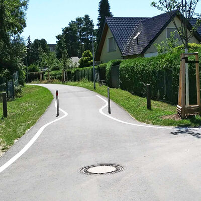 Markierungen auf der Fahrbahn des Havelradweges sorgen f�r mehr Sichtbarkeit der dort aufgestellten Poller.