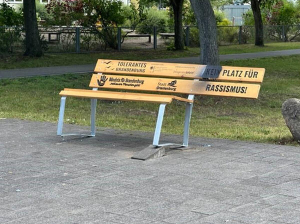 Die "Antirassismus-Bank" am Skater blieb nicht lange heil.