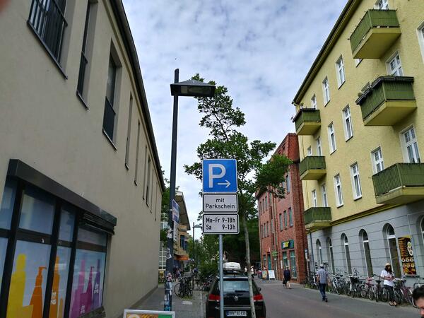 Hier, genauso wie in der Lehnitzstra�e, Stralsunder Stra�e und Bernauer Stra�e, ist Parken in den aufgef�hrten Zeiten ab sofort nur noch mit Parkschein gestattet. Davor und danach kann kostenfrei geparkt werden.