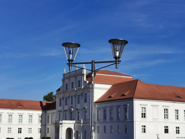 Die Stra�enlaternen rund ums Schloss sind bereits mit moderner LED-Technik ausgestattet.