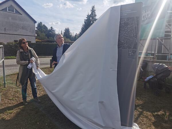 B�rgermeister Alexander Laesiche und Dr. Astrid Ley, stellvertretende Leiterin der Gedenkst�tte, enth�llen die Stele f�r das Au�enkommando Zeppelin.