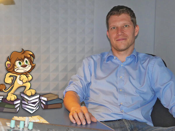Der Oranienburger H�rspielautor und -produzent Matthias Arnold - mit Leo - in seinem Tonstudio