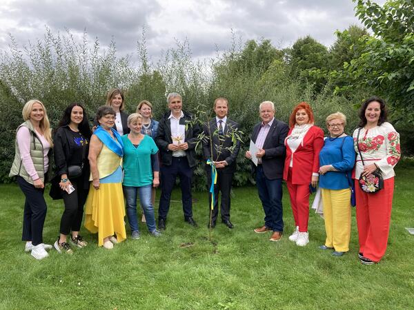 Pflanzung einer ukrainischen�Taras-Weide� im Oranienburger Schlosspark