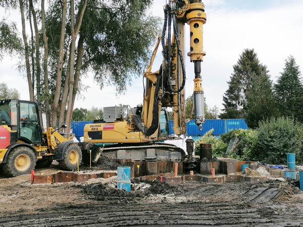 Bombenverdacht Friedenthaler Schleuse - Installierung eines Spundwandkastens