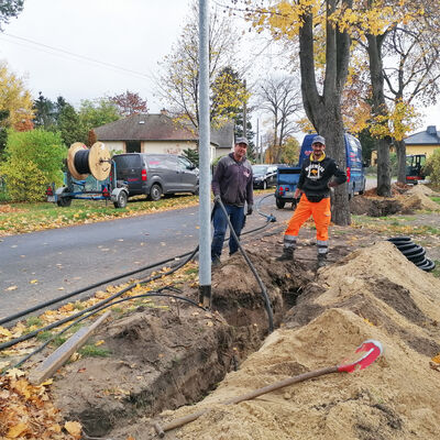 Kabel werden verlegt, Mast steht: In der Keithstra�e sind die Arbeiten schon in vollem Gange.