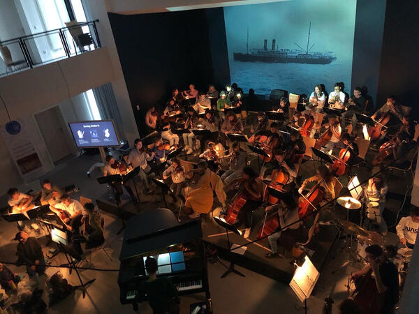 Musikerinnen und Musiker der Musikwerkstatt Eden und der Musikschule Hamm begleiteten den Stummfilm �The Immigrant� aus dem Jahr 1917 mit neu komponierter Filmmusik.