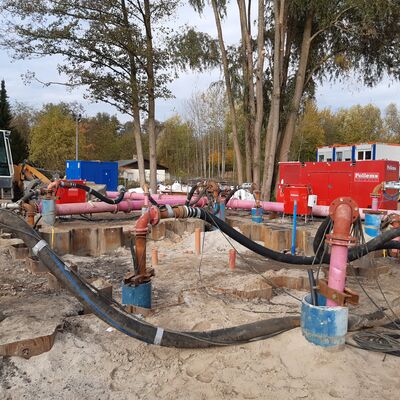 Technisch sehr aufwendig: Damit die Experten des Kampfmittelbeseitigungsdienstes eine trockene Grube zum Arbeiten haben, muss das Grundwasser auf mehr als 20 Meter abgesenkt werden.