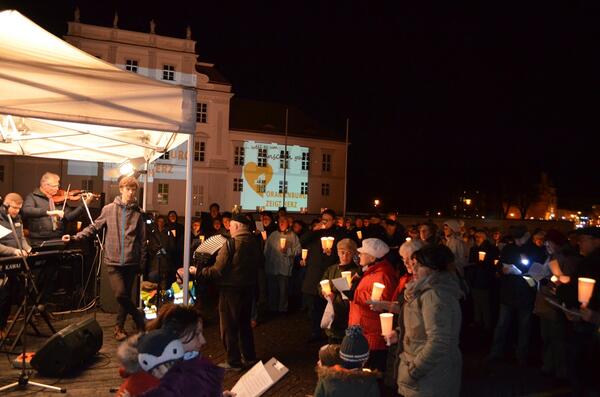Auch in diesem Jahr l�dt der B�rgermeister wieder zum Weihnachtssingen auf den Schlossplatz.