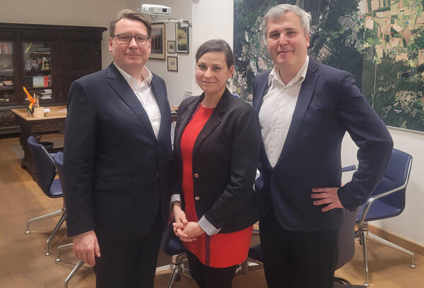 Der neue Holding-Gesch�ftsf�hrer Dr. Olaf L�ke, die Aufsichtsratsvorsitzende Susanne Zamecki und B�rgermeister Alexander Laesicke (v.l.).