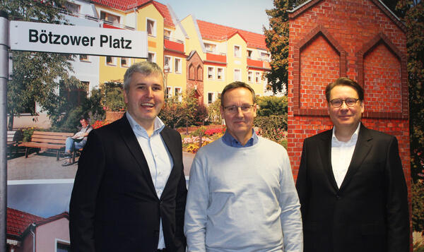 B�rgermeister Alexander Laesicke, der k�nftige WOBA-Gesch�ftsf�hrer Christian Urban und Dr. Olaf L�ke, Gesch�ftsf�hrer der Oranienburg Holding, der die WOBA bis Ende Mai interimsm��ig leiten wird (v.l.).
