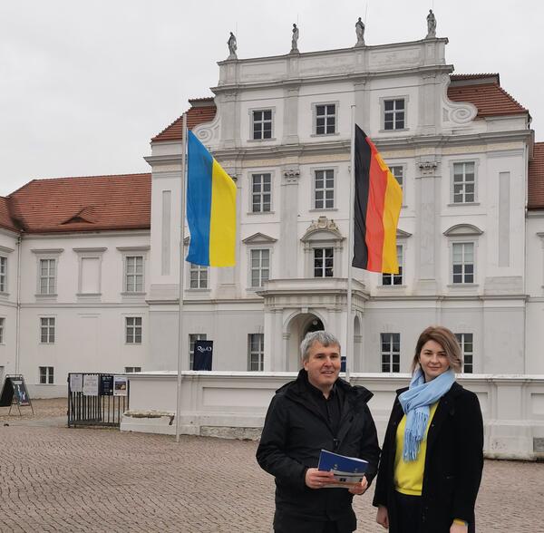 B�rgermeister Alexander Laesicke und Ilona Safyanenko, Ansprechpartnerin f�r ukrainische Fl�chtlinge in der Stadtverwaltung, haben vor dem Schloss die Ukraine-Flagge gehisst.