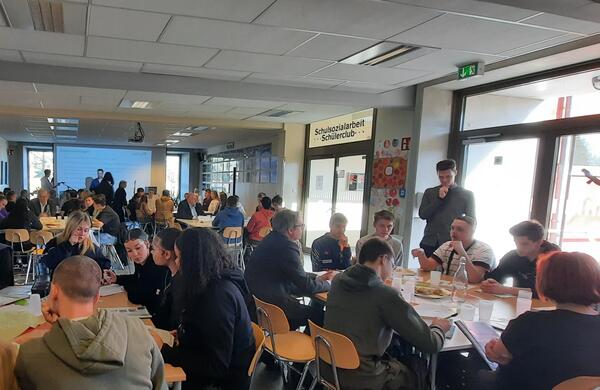: F�r zwei Stunden verwandelte sich die Cafeteria der Jean-Clermont-Schule w�hrend der Diskussionsveranstaltung von dialogP in eine Polit-Arena. Bei den lebhaften Diskussionen zu aktuellen politischen Themen kamen viele unterschiedliche Meinungen und Ansichten zusammen.