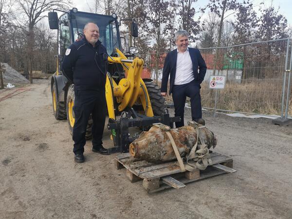 Erfolgreich entsch&auml;rfte Bombe im Weg zur Biberfarm
