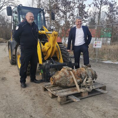 Erfolgreich entsch&auml;rfte Bombe im Weg zur Biberfarm