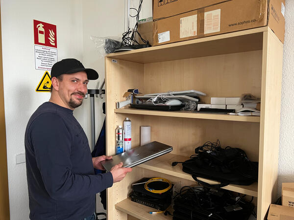 Danny Bergmann, der derzeit eine Umschulung zum Fachinformatiker in der Fachrichtung Systemintegration macht und in dieser Woche sein Praktikum im Sachgebiet Operative IT der Stadtverwaltung begonnen hat. Bis Ende Juni wird er die Kolleginnen und Kollegen