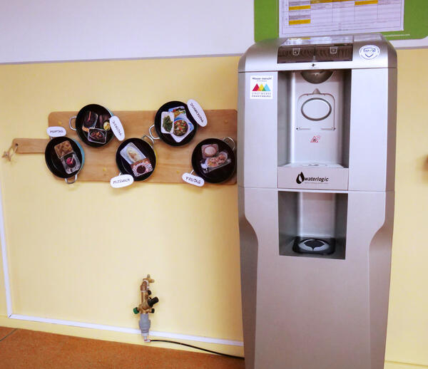 Bei Durst, einfach Wasser zapfen. Die im letzten Jahr an Oranienburgs Schulen und Kitas installierten Wasserspender liefern den Kinder frisches Trinkwasser von den Stadtwerken.