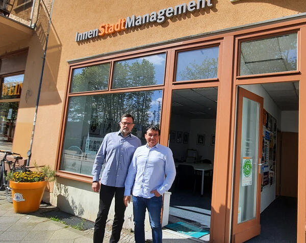 Marcus Herrmann und sein Vorg&auml;nger Stefan Wiesjahn (rechts), ab Juni ist Herrmann alleiniger Innenstadtmanager in Oranienburg.